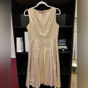 Dress in great condition comes with a gold tone belt